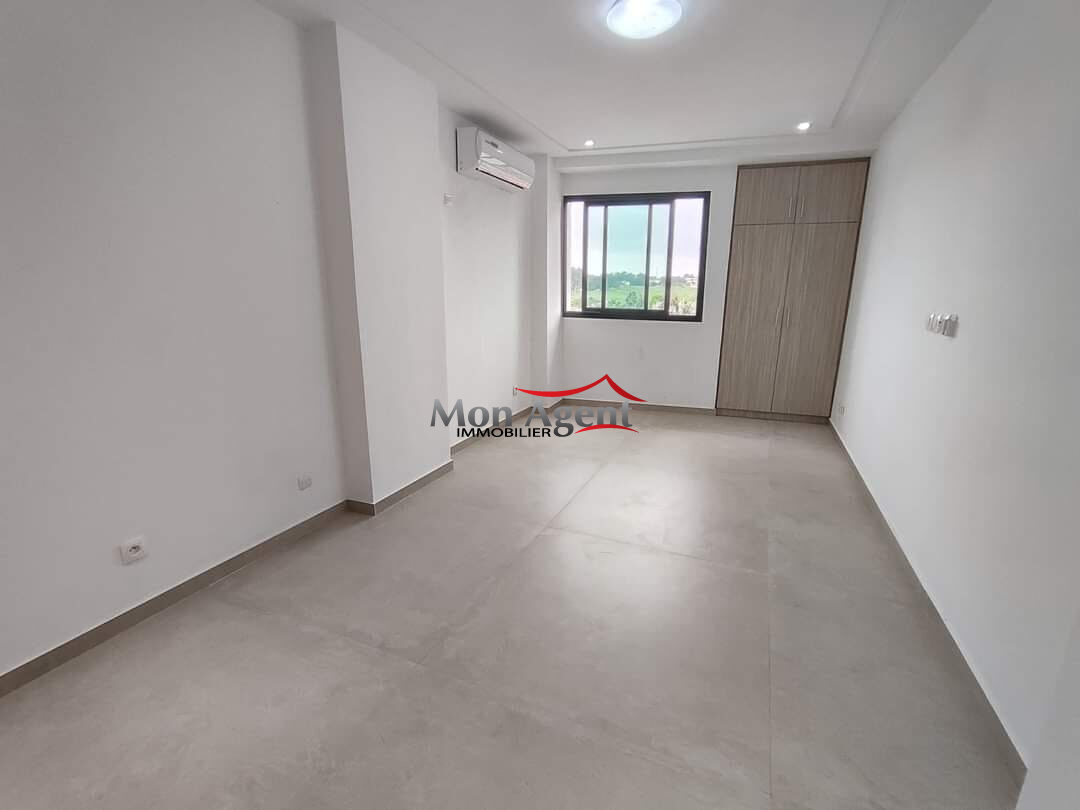 Appartement  de 3 Pièces  Riviera 4, Proche de Jacques Prévert, Abidjan, Côte d'Ivoire